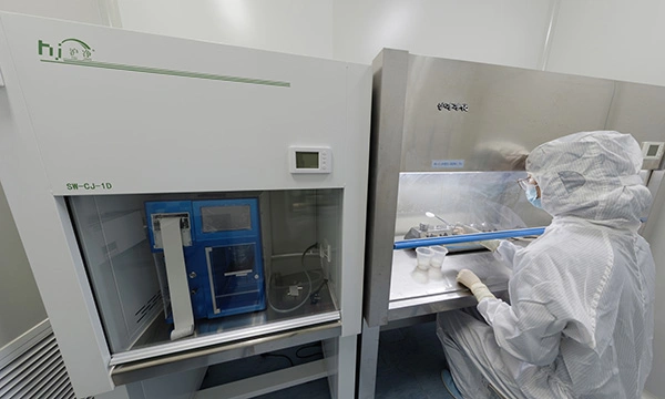 Laboratorio de microbiología y sala de muestras